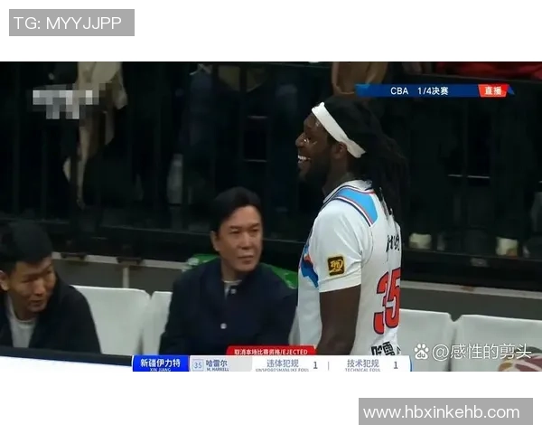 足球追裁判:当场上争议成为焦点球迷与裁判的较量与思考